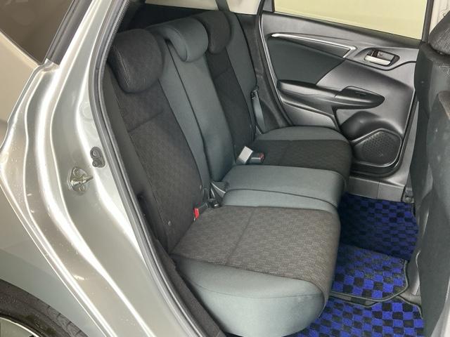 フィット 13G・Lパッケージ Rカメラ ブルートゥース CD ETC 軽減ブレーキ 盗難警報装置 Bカメ Sキー フルオートエアコン 整備記録簿 リモコンキー サイドSRS 横滑り防止機能 エアバック アイスト パワーウィンド(17枚目)