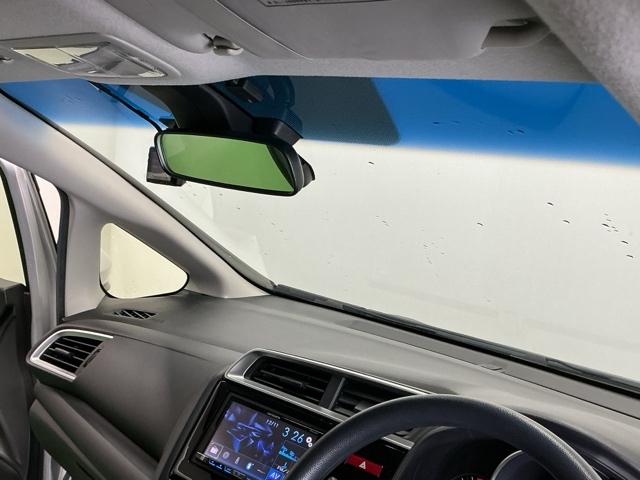 フィット 13G・Lパッケージ Rカメラ ブルートゥース CD ETC 軽減ブレーキ 盗難警報装置 Bカメ Sキー フルオートエアコン 整備記録簿 リモコンキー サイドSRS 横滑り防止機能 エアバック アイスト パワーウィンド(23枚目)