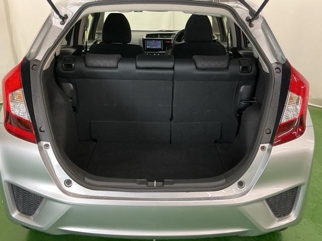 フィット 13G・Lパッケージ Rカメラ ブルートゥース CD ETC 軽減ブレーキ 盗難警報装置 Bカメ Sキー フルオートエアコン 整備記録簿 リモコンキー サイドSRS 横滑り防止機能 エアバック アイスト パワーウィンド(24枚目)