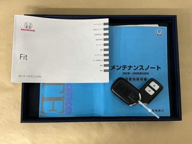 フィット 13G・Lパッケージ Rカメラ ブルートゥース CD ETC 軽減ブレーキ 盗難警報装置 Bカメ Sキー フルオートエアコン 整備記録簿 リモコンキー サイドSRS 横滑り防止機能 エアバック アイスト パワーウィンド(25枚目)