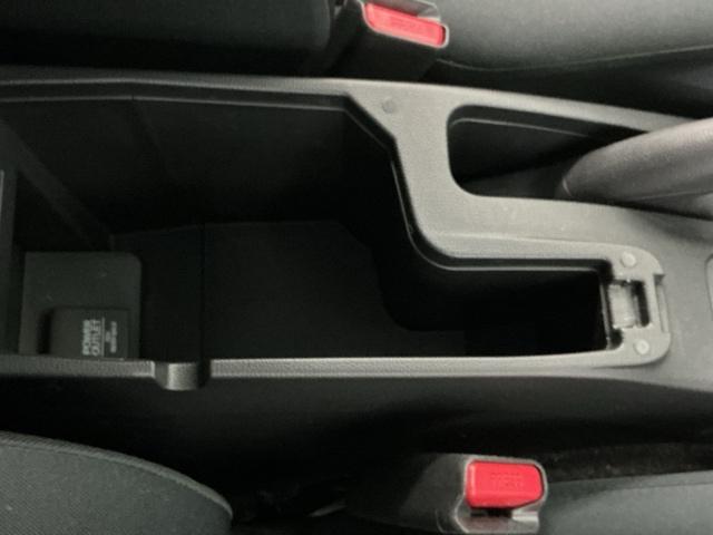 フィット 13G・Lパッケージ Rカメラ ブルートゥース CD ETC 軽減ブレーキ 盗難警報装置 Bカメ Sキー フルオートエアコン 整備記録簿 リモコンキー サイドSRS 横滑り防止機能 エアバック アイスト パワーウィンド(51枚目)