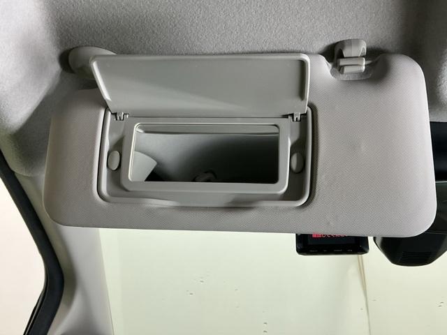 フィット 13G・Lパッケージ Rカメラ ブルートゥース CD ETC 軽減ブレーキ 盗難警報装置 Bカメ Sキー フルオートエアコン 整備記録簿 リモコンキー サイドSRS 横滑り防止機能 エアバック アイスト パワーウィンド(53枚目)