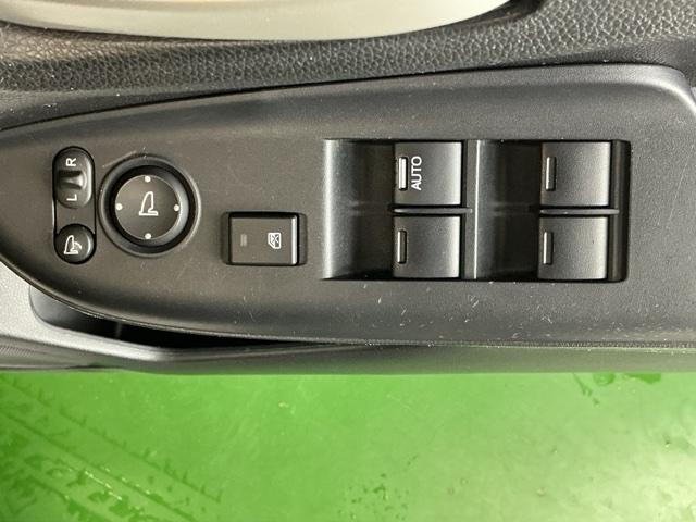 フィット 13G・Lパッケージ Rカメラ ブルートゥース CD ETC 軽減ブレーキ 盗難警報装置 Bカメ Sキー フルオートエアコン 整備記録簿 リモコンキー サイドSRS 横滑り防止機能 エアバック アイスト パワーウィンド(54枚目)