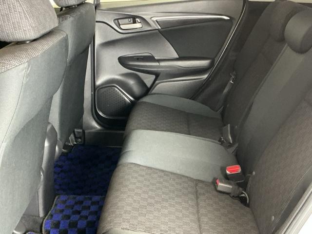 フィット 13G・Lパッケージ Rカメラ ブルートゥース CD ETC 軽減ブレーキ 盗難警報装置 Bカメ Sキー フルオートエアコン 整備記録簿 リモコンキー サイドSRS 横滑り防止機能 エアバック アイスト パワーウィンド(56枚目)