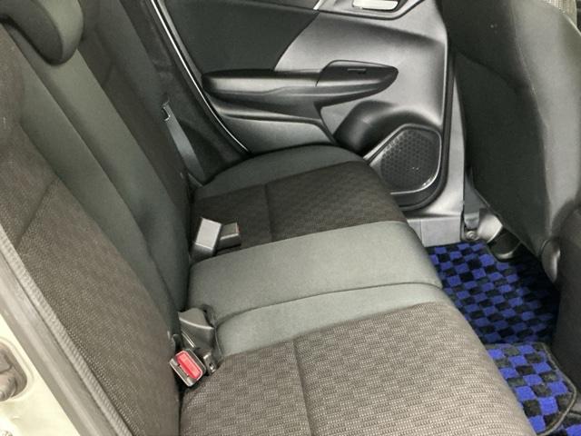 フィット 13G・Lパッケージ Rカメラ ブルートゥース CD ETC 軽減ブレーキ 盗難警報装置 Bカメ Sキー フルオートエアコン 整備記録簿 リモコンキー サイドSRS 横滑り防止機能 エアバック アイスト パワーウィンド(57枚目)