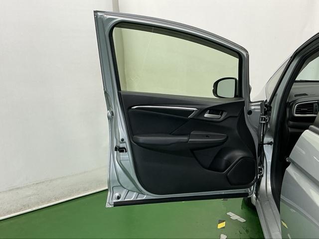 フィット 13G・Lパッケージ Rカメラ ブルートゥース CD ETC 軽減ブレーキ 盗難警報装置 Bカメ Sキー フルオートエアコン 整備記録簿 リモコンキー サイドSRS 横滑り防止機能 エアバック アイスト パワーウィンド(58枚目)