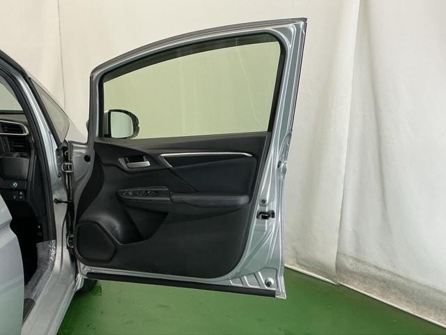 フィット 13G・Lパッケージ Rカメラ ブルートゥース CD ETC 軽減ブレーキ 盗難警報装置 Bカメ Sキー フルオートエアコン 整備記録簿 リモコンキー サイドSRS 横滑り防止機能 エアバック アイスト パワーウィンド(59枚目)