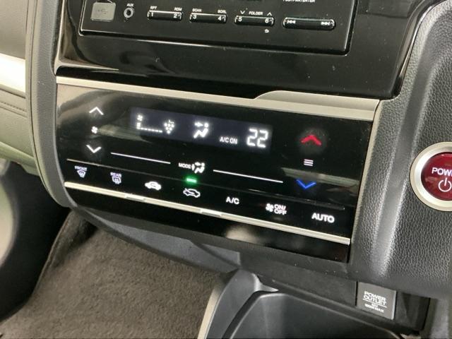 フィットハイブリッド Fパッケージ 運転席/助手席エアバッグ CD ABS 盗難警報装置 記録簿有り AUTOエアコン 助手席エアバック ECON 横滑り防止システム キーレスエントリー 運転席エアバック パワーステアリング(12枚目)