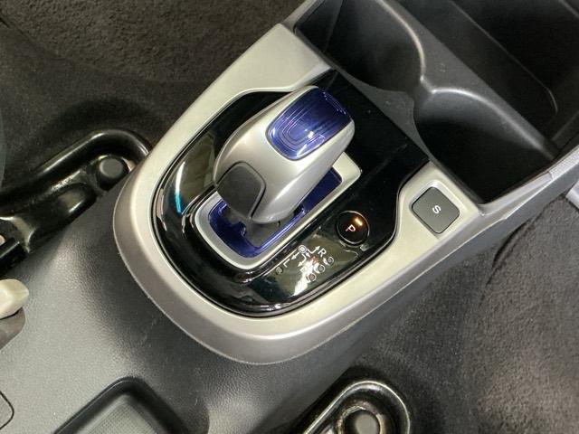 フィットハイブリッド Fパッケージ 運転席/助手席エアバッグ CD ABS 盗難警報装置 記録簿有り AUTOエアコン 助手席エアバック ECON 横滑り防止システム キーレスエントリー 運転席エアバック パワーステアリング(13枚目)