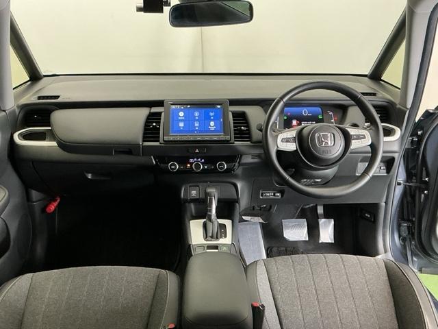 フィット e:HEVホーム ナビ Rカメラ ブルートゥース フルセグ 前後誤発進抑制機能 クリソナ 助手席エアバッグ 運転席エアバッグ アイドリングストップ LEDライト USB接続 バックカメラ ABS サイドエアバッグ(2枚目)