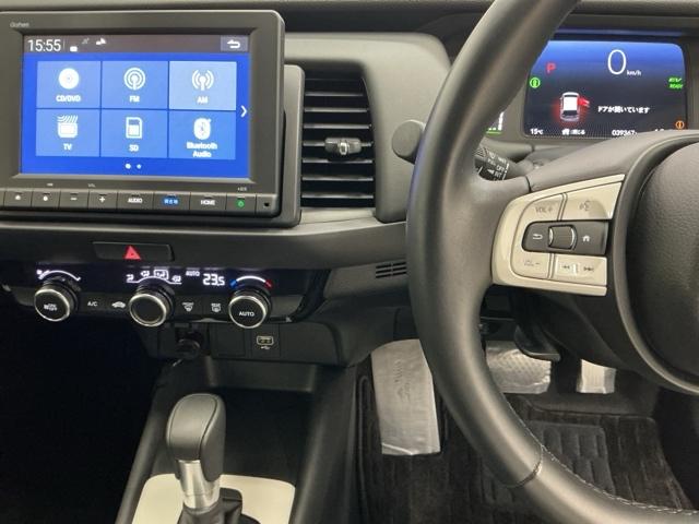 フィット e:HEVホーム ナビ Rカメラ ブルートゥース フルセグ 前後誤発進抑制機能 クリソナ 助手席エアバッグ 運転席エアバッグ アイドリングストップ LEDライト USB接続 バックカメラ ABS サイドエアバッグ(3枚目)