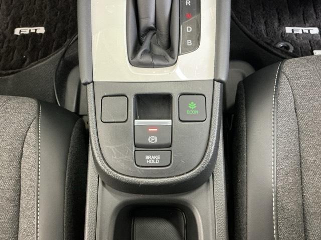 フィット e:HEVホーム ナビ Rカメラ ブルートゥース フルセグ 前後誤発進抑制機能 クリソナ 助手席エアバッグ 運転席エアバッグ アイドリングストップ LEDライト USB接続 バックカメラ ABS サイドエアバッグ(15枚目)