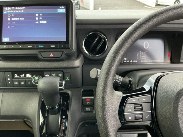 N-BOXカスタム ベースグレード ドラレコ ナビ Rカメラ ブルートゥース USB接続 CMBS Dレコ ベンチシート オートエアコン スマートキ LED 盗難防止装置 クルコン ETC バックカメラ フルセグTV パワーステアリング(3枚目)