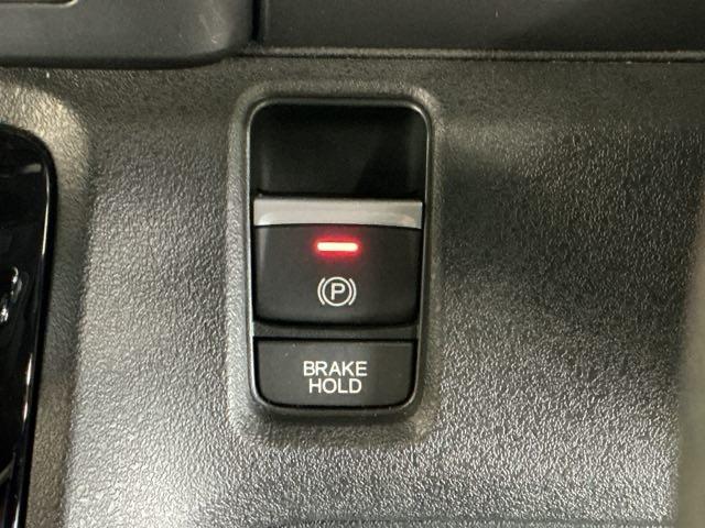 N-BOXカスタム ベースグレード ドラレコ ナビ Rカメラ ブルートゥース USB接続 CMBS Dレコ ベンチシート オートエアコン スマートキ LED 盗難防止装置 クルコン ETC バックカメラ フルセグTV パワーステアリング(18枚目)