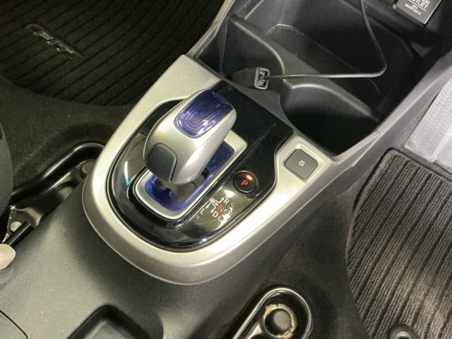 フィットハイブリッド Fパッケージコンフォートエディション ナビ Rカメラ ブルートゥース フルセグTV 地デジフルセグ セキュリティアラーム リアカメラ ETC車載器 エアコン スマートキー アイドリングストップ キーレス 前席シートヒーター ABS(16枚目)