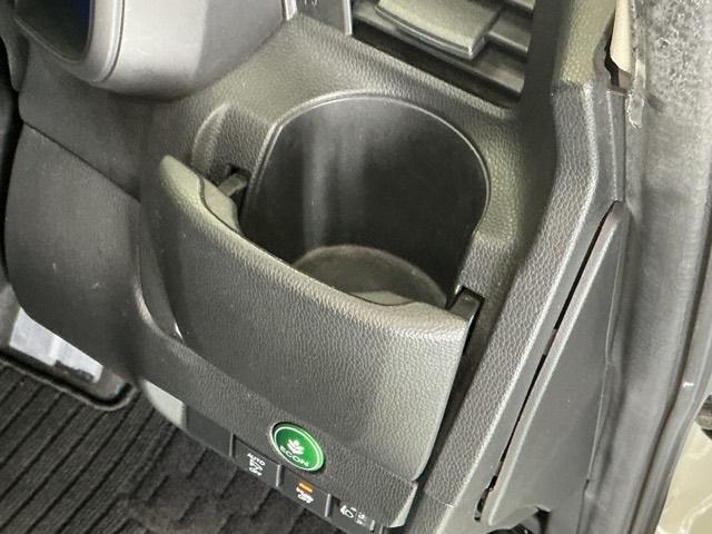 フィットハイブリッド Fパッケージコンフォートエディション ナビ Rカメラ ブルートゥース フルセグTV 地デジフルセグ セキュリティアラーム リアカメラ ETC車載器 エアコン スマートキー アイドリングストップ キーレス 前席シートヒーター ABS(17枚目)