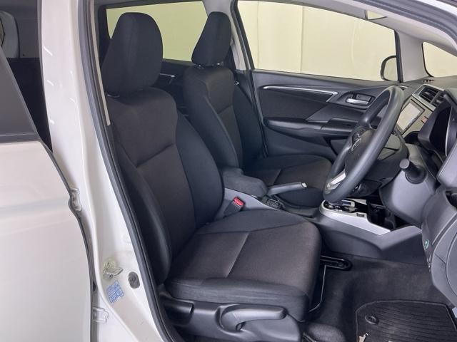 フィットハイブリッド Fパッケージコンフォートエディション ナビ Rカメラ ブルートゥース フルセグTV 地デジフルセグ セキュリティアラーム リアカメラ ETC車載器 エアコン スマートキー アイドリングストップ キーレス 前席シートヒーター ABS(18枚目)