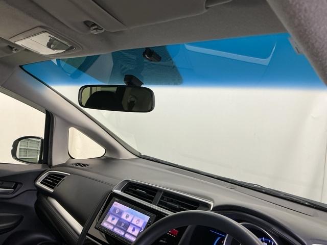 フィットハイブリッド Fパッケージコンフォートエディション ナビ Rカメラ ブルートゥース フルセグTV 地デジフルセグ セキュリティアラーム リアカメラ ETC車載器 エアコン スマートキー アイドリングストップ キーレス 前席シートヒーター ABS(24枚目)