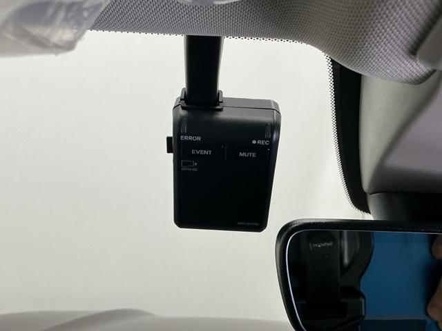 �܂����I�̎��̂��߂Ƀh���C�u���R�[�_�[�������Ă��܂��B�Փ˂����m����ƈ�莞�ԉ摜�������ۑ��ł���̂ň��S�ł�