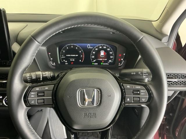 �X�e�A�����O�E�葤�Ɉ��S�^�]�x���@�\�̃z���_�Z���V���O���R���g���[������X�C�b�`�A���葤�ɃI�[�f�B�I�֘A�̃R���g���[���X�C�b�`��z�u�A��������炷���ƂȂ��^�]�ɏW���ł��܂�