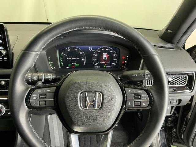 �X�e�A�����O�E�葤�Ɉ��S�^�]�x���@�\�̃z���_�Z���V���O���R���g���[������X�C�b�`�A���葤�ɃI�[�f�B�I�֘A�̃R���g���[���X�C�b�`��z�u�A��������炷���ƂȂ��^�]�ɏW���ł��܂�