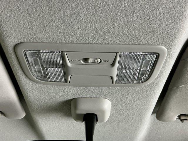 Ｎ－ＢＯＸ ２トーンカラースタイルＧ・Ｌパッケージ　Ｒカメラ　ＣＤ　ＥＴＣ　ワンセグ　アルミホイール　左右エアバック　Ｓキー　横滑り防止装置付　記録簿　パワーウィンドウ　盗難防止装置　パワーステアリング　ＩＳＴＯＰ　ベンチＳ　ＡＢＳ　エアコン（50枚目）