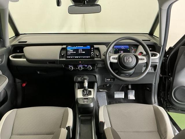 フィット ｅ：ＨＥＶクロスター　ドラレコ　ナビ　Ｒカメラ　ブルートゥース　インテリキー　キーフリー　ＬＥＤヘットライト　イモビライザー　サイドカーテンエアバック　Ｃソナー　クルコン　パワーウインドウ　エアコン　ＵＳＢ　記録簿　ＥＴＣ（2枚目）