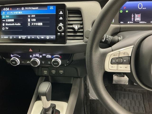 フィット ｅ：ＨＥＶクロスター　ドラレコ　ナビ　Ｒカメラ　ブルートゥース　インテリキー　キーフリー　ＬＥＤヘットライト　イモビライザー　サイドカーテンエアバック　Ｃソナー　クルコン　パワーウインドウ　エアコン　ＵＳＢ　記録簿　ＥＴＣ（3枚目）