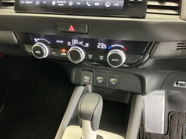 フィット ｅ：ＨＥＶクロスター　ドラレコ　ナビ　Ｒカメラ　ブルートゥース　インテリキー　キーフリー　ＬＥＤヘットライト　イモビライザー　サイドカーテンエアバック　Ｃソナー　クルコン　パワーウインドウ　エアコン　ＵＳＢ　記録簿　ＥＴＣ（16枚目）