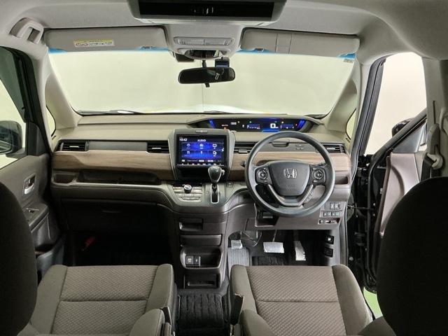 フリード Ｇ・ホンダセンシング　ドラレコ　ナビ　Ｒカメラ　後席モニター　Ｗ電動ドア　キーフリ　スマートキーシステム　イモビ　ＵＳＢポート　カラーバックモニター　横滑防止装置　ＬＥＤランプ　整備点検記録簿　エアコン　クルコン　ＳＲＳ（2枚目）