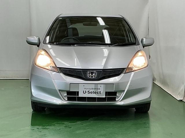 フィット Ｇ　Ｒカメラ　ＣＤ　ＥＴＣ　運転席／助手席エアバッグ　キーレスエントリーキー　ダブルエアバッグ　リアカメラ　メンテナンスノート　盗難防止システム　マニュアルエアコン　パワーステアリング　ＡＢＳ（6枚目）