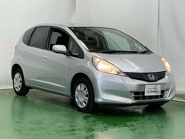 フィット Ｇ　Ｒカメラ　ＣＤ　ＥＴＣ　運転席／助手席エアバッグ　キーレスエントリーキー　ダブルエアバッグ　リアカメラ　メンテナンスノート　盗難防止システム　マニュアルエアコン　パワーステアリング　ＡＢＳ（7枚目）