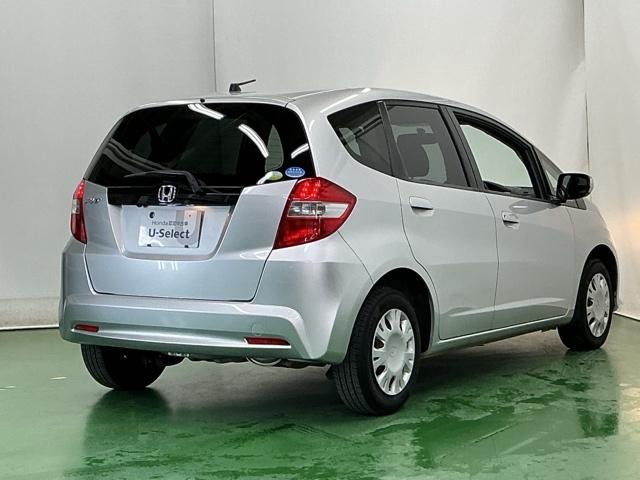 フィット Ｇ　Ｒカメラ　ＣＤ　ＥＴＣ　運転席／助手席エアバッグ　キーレスエントリーキー　ダブルエアバッグ　リアカメラ　メンテナンスノート　盗難防止システム　マニュアルエアコン　パワーステアリング　ＡＢＳ（8枚目）