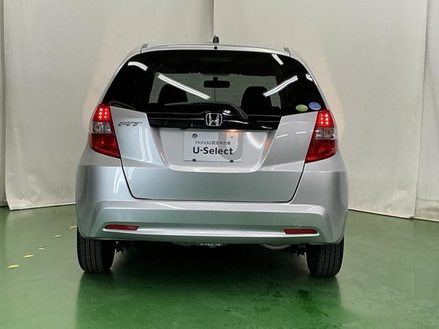 フィット Ｇ　Ｒカメラ　ＣＤ　ＥＴＣ　運転席／助手席エアバッグ　キーレスエントリーキー　ダブルエアバッグ　リアカメラ　メンテナンスノート　盗難防止システム　マニュアルエアコン　パワーステアリング　ＡＢＳ（9枚目）