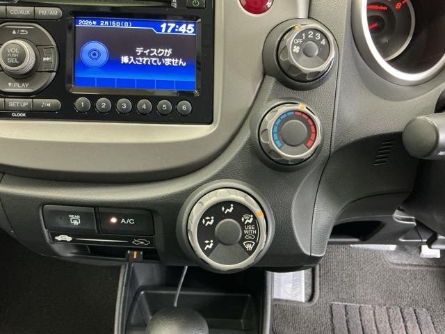 フィット Ｇ　Ｒカメラ　ＣＤ　ＥＴＣ　運転席／助手席エアバッグ　キーレスエントリーキー　ダブルエアバッグ　リアカメラ　メンテナンスノート　盗難防止システム　マニュアルエアコン　パワーステアリング　ＡＢＳ（14枚目）