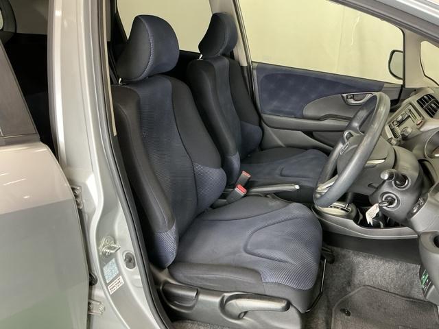 フィット Ｇ　Ｒカメラ　ＣＤ　ＥＴＣ　運転席／助手席エアバッグ　キーレスエントリーキー　ダブルエアバッグ　リアカメラ　メンテナンスノート　盗難防止システム　マニュアルエアコン　パワーステアリング　ＡＢＳ（17枚目）