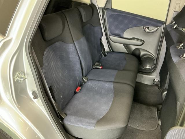 フィット Ｇ　Ｒカメラ　ＣＤ　ＥＴＣ　運転席／助手席エアバッグ　キーレスエントリーキー　ダブルエアバッグ　リアカメラ　メンテナンスノート　盗難防止システム　マニュアルエアコン　パワーステアリング　ＡＢＳ（18枚目）