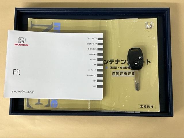 フィット Ｇ　Ｒカメラ　ＣＤ　ＥＴＣ　運転席／助手席エアバッグ　キーレスエントリーキー　ダブルエアバッグ　リアカメラ　メンテナンスノート　盗難防止システム　マニュアルエアコン　パワーステアリング　ＡＢＳ（23枚目）