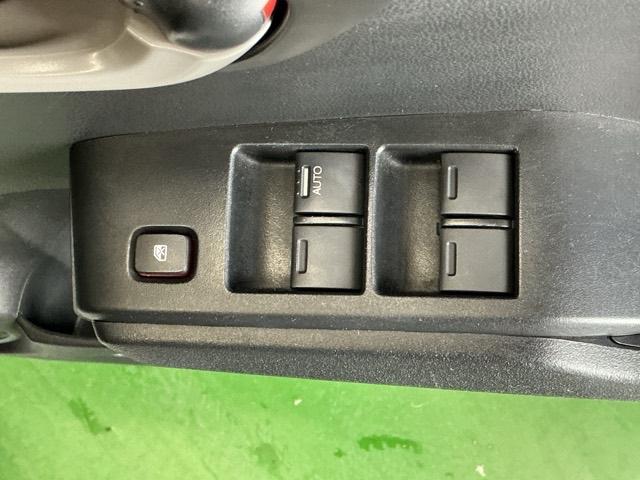 フィット Ｇ　Ｒカメラ　ＣＤ　ＥＴＣ　運転席／助手席エアバッグ　キーレスエントリーキー　ダブルエアバッグ　リアカメラ　メンテナンスノート　盗難防止システム　マニュアルエアコン　パワーステアリング　ＡＢＳ（52枚目）