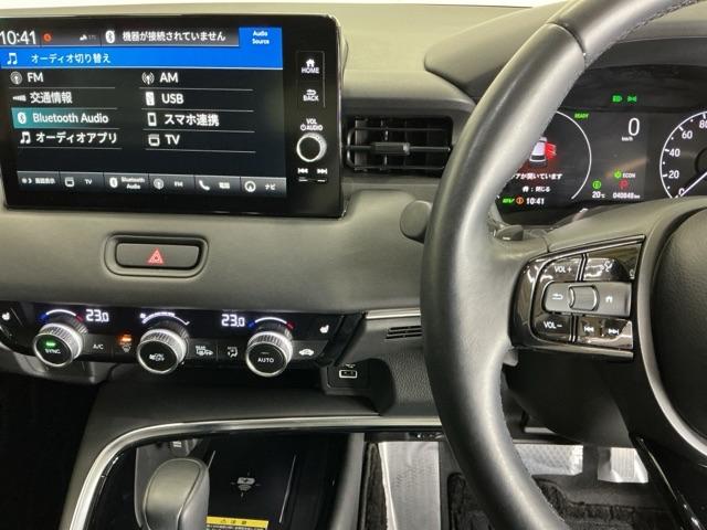 �z���_�����������[�i�r���ڂȂ̂ŁA�����ւ̃h���C�u�����C���������I�X�e�A�����O���葤�ɃI�[�f�B�I�֘A�̃R���g���[���X�C�b�`��z�u���Ă��܂��B���쎞�͎�������炷���ƂȂ��^�]�ɏW���ł��܂�