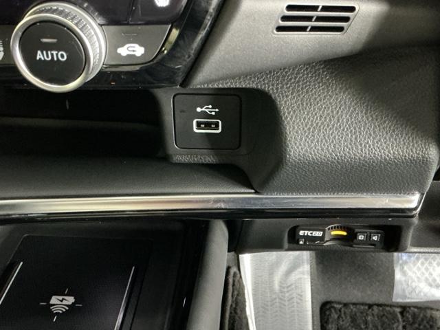 �t�r�a���͒[�q���Ă܂��B�t�r�a��������ڑ����ĉ��y�t�@�C���A�摜�t�@�C���A����t�@�C���Ȃǂ��i�r��ʂŊy���߂܂��@���ꕔ�̃f�B�X�v���C�I�[�f�B�I�A�b�c�`���[�i�[�̏ꍇ�͉��y�t�@�C���݂̂ƂȂ�܂�