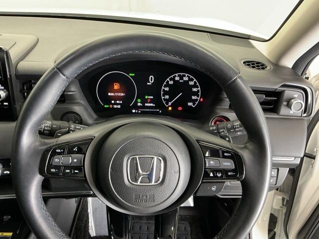 �X�e�A�����O�E�葤�Ɉ��S�^�]�x���@�\�̃z���_�Z���V���O���R���g���[������X�C�b�`�A���葤�ɃI�[�f�B�I�֘A�̃R���g���[���X�C�b�`��z�u�A��������炷���ƂȂ��^�]�ɏW���ł��܂�