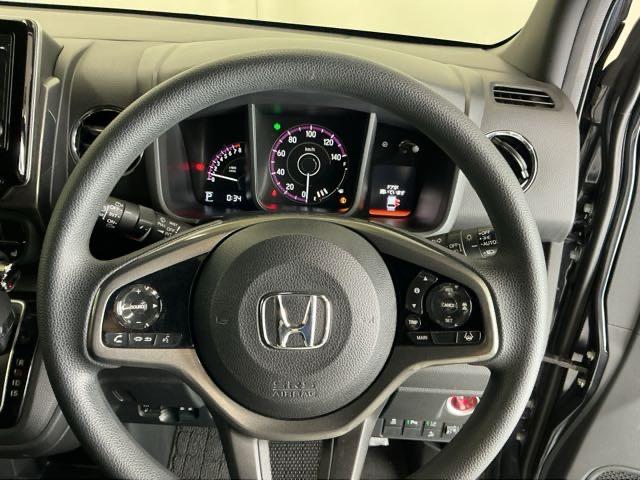 �X�e�A�����O�E�葤�Ɉ��S�^�]�x���@�\�̃z���_�Z���V���O���R���g���[������X�C�b�`�A���葤�ɃI�[�f�B�I�֘A�̃R���g���[���X�C�b�`��z�u�A��������炷���ƂȂ��^�]�ɏW���ł��܂�