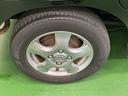 純正アルミホイールです。足元が引き立つので、車全体のイメージがアップしますよ！