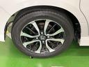 純正アルミホイールです。足元が引き立つので、車全体のイメージがアップしますよ！