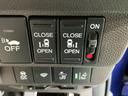 【両側パワースライドドア】です。リモコンや運転席のスイッチ操作で楽々自動開閉。