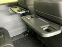 前席背面には格納式のテーブルも装備。食事やスマホ・タブレットでの動画視聴など様々な用途で活躍します。サイドにはちょっとした荷物がかけれる便利なコンビニフック付きです。
