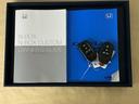メンテナンスノート【点検整備記録簿・保証書】、取説も揃ってます。スマートキーはバッグなどにしまったままボタン操作でエンジン始動・停止やハイブリッドシステムの起動や停止ができて大変便利です