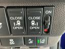 【両側パワースライドドア】です。リモコンや運転席のスイッチ操作で楽々自動開閉。