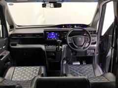 パーキングブレーキはフット式なので運転席と助手席の間はすっきり、移動も楽々です。さっと手が届く位置にＡＴセレクトレバーやエアコンスイッチなどがあり操作性に優れています 2